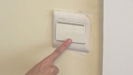 家里开关脏了怎么办？妈妈教我这一招，轻轻一抹就干净，告别安全隐患！